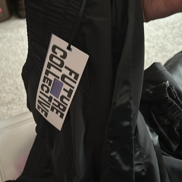 Cropped checkered tank with jogger windbreaker pants. - Picture 2 of 3